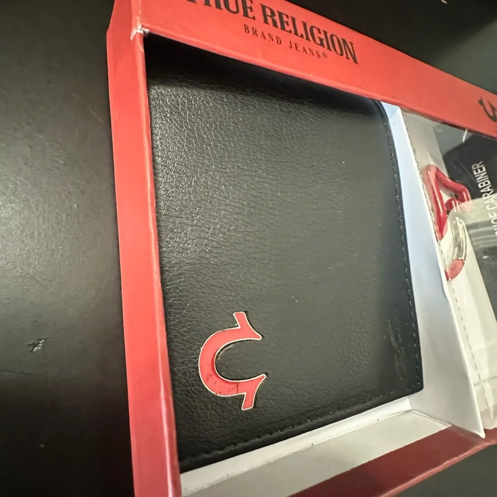🆕True Religion ALTRO Bifold Wallet W/Horseshoe Carabiner
